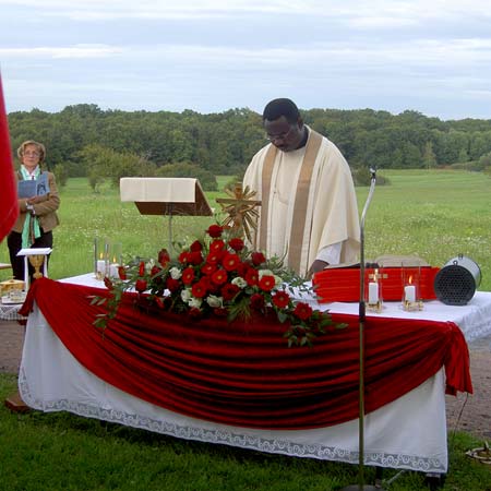 Pfarrer Dr. Patrick Asomugha bei der Einweihung der Herz-Jesu-Kapelle in Büchelberg