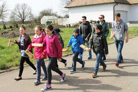 Büchelberger Messdiener beim beim Zug mit ihren Gärren durch die Dorfstraßen