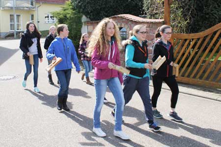 Büchelberger Messdiener beim Zug mit ihren Gärren durch die Dorfstraßen