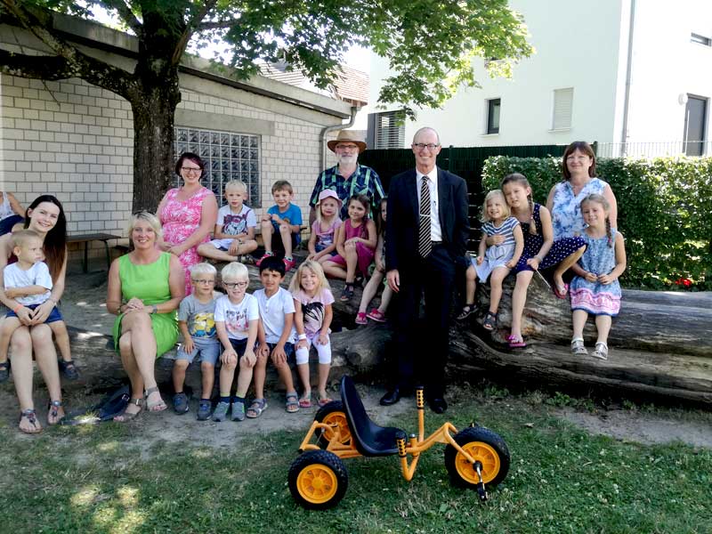 Fahrzeugübergabe im Kindergarten Büchelberg