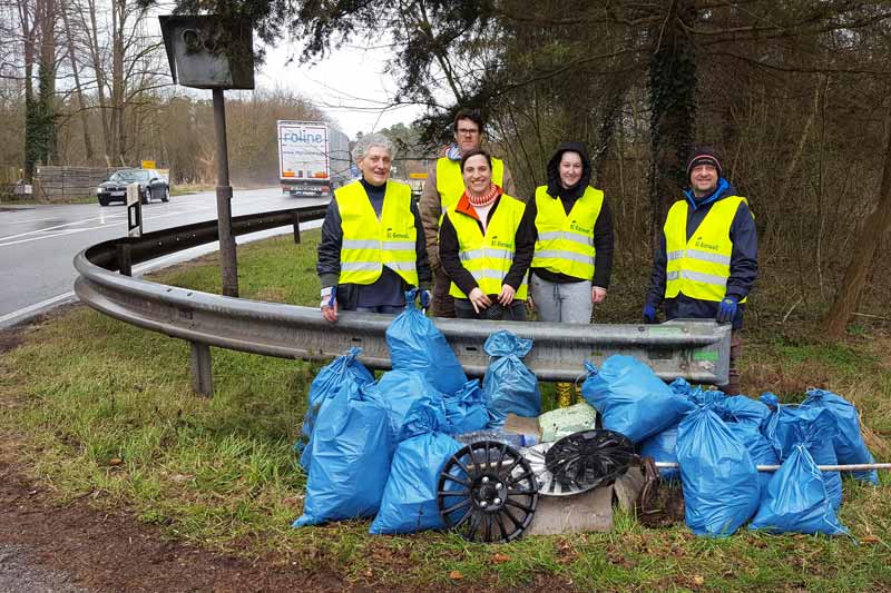 Helfer der Bürgerinitiative Bienwald bei der "Aktion Saubere Landschaft" am Langenberg