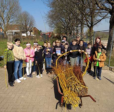 Kinder flechten Storchennest