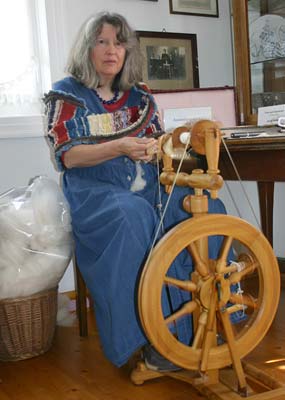 Angelika Kraft-Böhm bei der Vorführung ihrer Spinnkünste