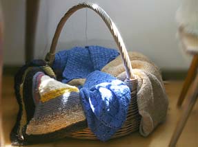 Tücher und Schals aus gesponnener, pflanzengefärbter Wolle