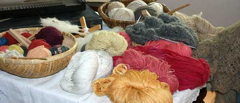 Gesponnene, pflanzengefärbte Wolle